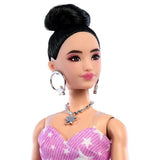 Barbie Deluxe Style Bebekler, Pembe Kot Elbiseli Esmer JJN71