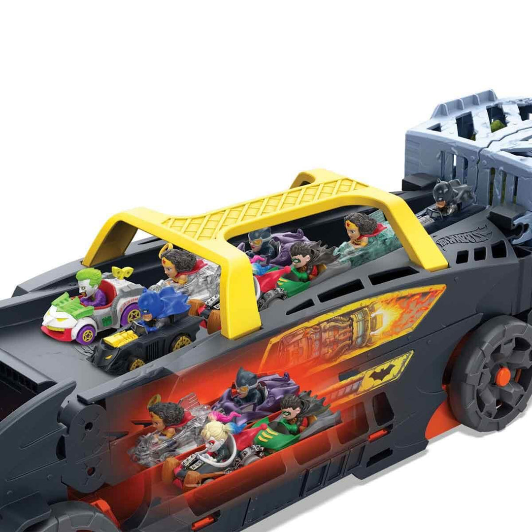 Hot Wheels RacerVerse – Camion Batman Évasion – Piste 3 Voies Avec Lanceurs, Obstacles – Inclut Batman Et Joker